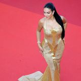 Bei der Premiere von "Last Summer" wird Georgina Rodríguez zur Goldmarie und setzt ihre Kurven im hautengen Kleid von Ali Karoui Couture verführerisch in Szene. Goldene Bahnen verlaufen durch die Mitte ihrer Robe und betonen zusätzlich ihre Kurven. 