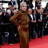 Schauspielerin Andie MacDowell setzt in Cannes auf einen Zweiteiler in Schokoladenbraun. Besonders sticht ihre schöne Bluse mit Schluppenkragen hervor, die galant mit dem hochgesteckten Haar harmoniert. 