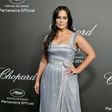 Ashley Graham holt wortwörtlich die Sterne vom Himmel: Ihr silber-blaues Designer-Kleid von Dolce & Gabbana besticht durch unzählige kleine Steinchen, die im Scheinwerferlicht funkeln wie ein Nachthimmel in der Wüste. Der Karree-Ausschnitt mit Steinchen-Fransen zaubert ein tolles Dekolleté, der Taillengürtel mit 3D-Rose eine weibliche Silhouette. Smokey-Eyes und Haare im Wet-Look vervollständigen ihren Auftritt bei den Filmfestspielen in Cannes.