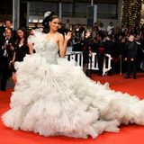 Bei den Wahlen zur "Miss Universe 2016" wurde die Beauty-Queen als vermeintliche Siegern gedemütigt, geschadet hat es ihrer Karriere nicht: Ariadna Gutiérrez erscheint im Volant-Tülltraum auf der Premiere von "Cobweb".