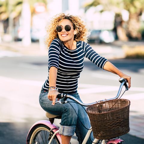 Frau sitzt auf dem Fahrrad