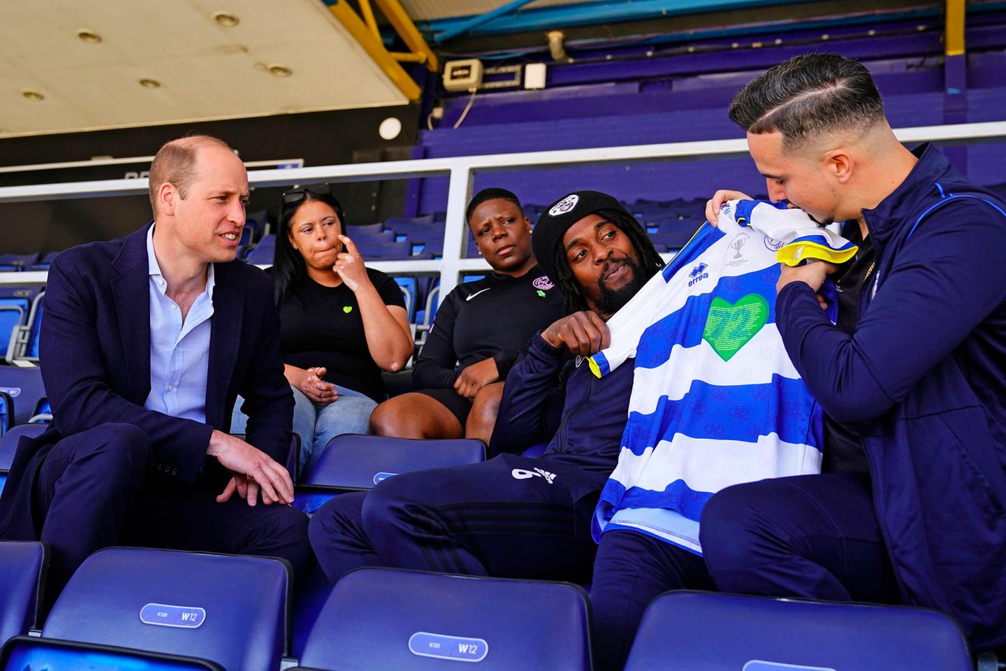 26. Mai 2023  Prinz William trifft Überlebende und trauernde Angehörige der Grenfell-Tower-Tragödie. Beim Besuch des Stadions der Queen's Park Rangers im Westen Londons erfährt er, wie der Fußballverein auch fast sechs Jahre nach dem Brand, bei dem 72 Menschen ums Leben kamen, der örtlichen Gemeinde hilft – und bekam sein eigenes Trikot geschenkt. 