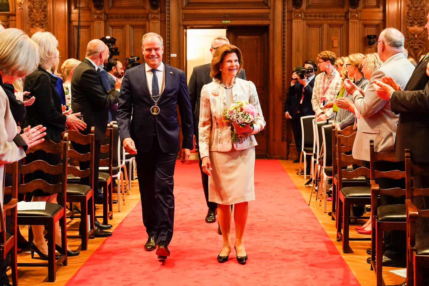 Königin Silvia und Eckart Würzner, Oberbürgermeister der Stadt Heidelberg, bei der Verleihung der Ehrenbürgerschaft am 26. Mai 2023