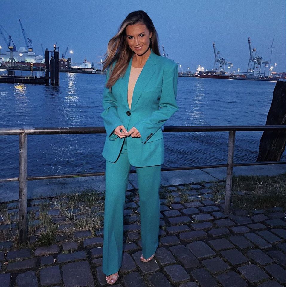 Laura Wontorra ist beruflich gerade in Hamburg unterwegs. Passend dazu schickt sie ihren Follower:innen stylische Grüße vom Hamburger Hafen. Ihr strahlend blauer Anzug harmoniert dabei perfekt mit dem Wasser und den funkelnden Lichtern des Hafens. Volltreffer!