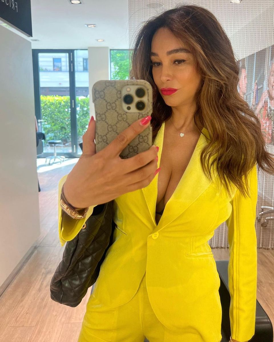 Selfie-Time bei Verona Pooth! Im tief ausgeschnittenen Neonblazer posiert die Moderatorin vor dem Spiegel und lässt dabei tief blicken. Die Fans haben bei dem Foto jedoch nur Augen für eine Sache! Denn Verona setzt nicht nur bei ihrem Blazer auf Knallfarben, sondern sorgt mit neonpinken Nägeln und farbigen Lippen für richtige Sommerstimmung. "Wow, bei dem Look bekommt man direkte gute Laune", heißt es in den Kommentaren. Selfie-Time bei Verona Pooth! Im tief ausgeschnittenen Neonblazer posiert die Moderatorin vor dem Spiegel und lässt dabei tief blicken. Die Fans haben bei dem Foto jedoch nur Augen für eine Sache! Denn Verona setzt nicht nur bei ihrem Blazer auf Knallfarben, sondern sorgt mit neonpinken Nägeln und farbigen Lippen für richtige Sommerstimmung. "Wow, bei dem Look bekommt man direkte gute Laune", heißt es in den Kommentaren.