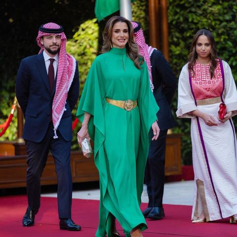 Immer wieder begeistert Königin Rania mit eleganten Looks, die Glamour versprühen. So auch bei ihrem neuesten Auftritt, an dem sich die jordanischen Königin in einem grünen Kleid zeigt, das sie mit einem kleinen Trick direkt noch aufregender macht. Denn eigentlich gehört zu dem Kaftankleid von Taller Marmo ein gleichfarbiger Gürtel, den Rania jedoch mit einem Statement-Gürtel austauscht, der für einen spannenden Farbakzent sorgt.
