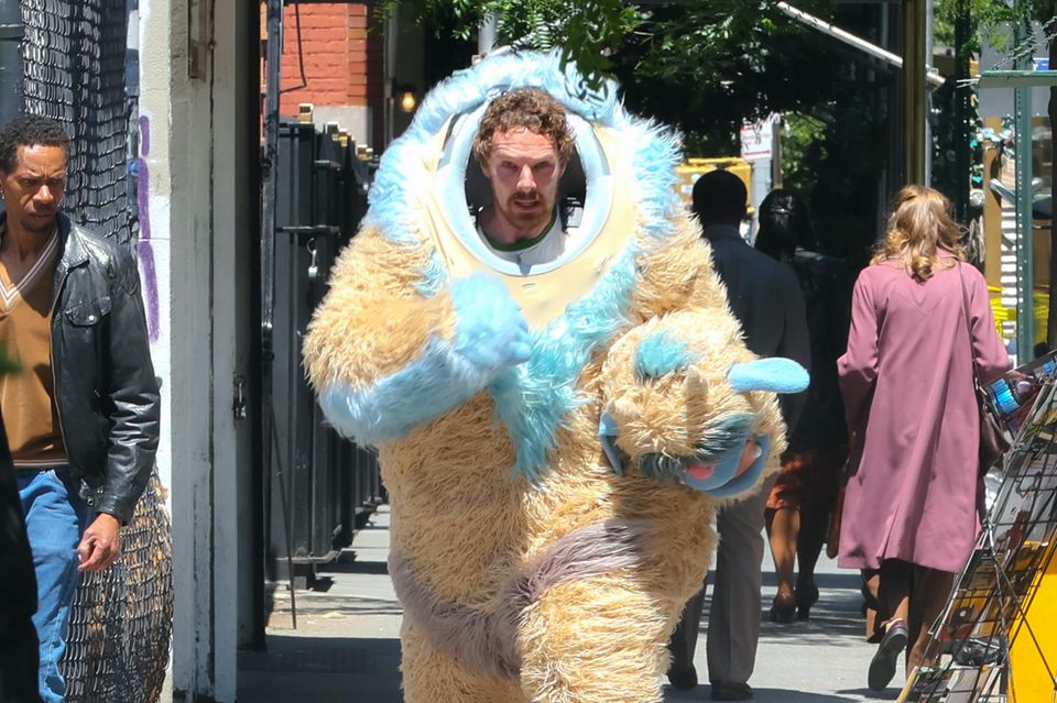 Huch, wer oder wohl eher was huscht denn hier durch die Straßen New Yorks? Es ist Schauspieler Benedict Cumberbatch, der im Plüschkostüm für die Dreharbeiten seiner neuen Thriller-Serie "Eric" vor der Kamera steht. Seinem Outfit nach zu urteilen, sieht es aber eher nach einer Verfilmung von "Die Monster AG" aus.