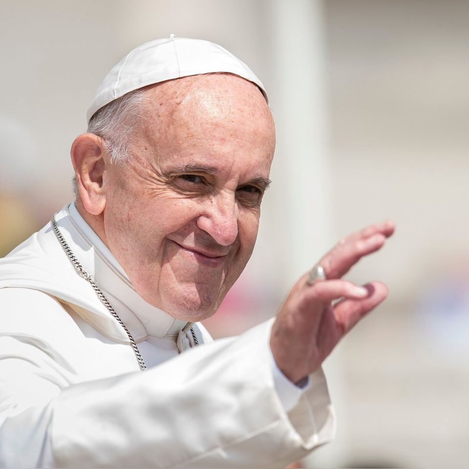Papst Franziskus soll nach überstandener Erkrankung am morgigen Sonntag die Pfingstmesse im Petersdom leiten.
