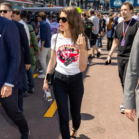In enger Röhrenjeans und natürlich von Kopf bis Fuß in Chanel besucht Charlotte Casiraghi das Qualifying am Tag vor dem Großen Preis von Monaco. Hier fällt vor allem ihr lässiges Print-Shirt auf, das sie farblich mit ihrem roten Lippenstift wieder aufgreift. Eine schwarze Sonnenbrille rundet den Cool-Girl-Look ab.
