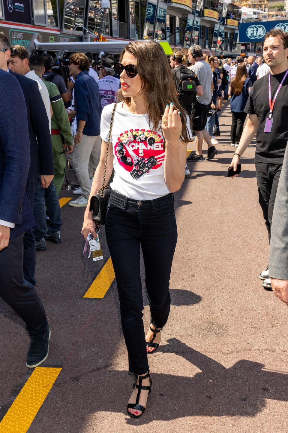 In enger Röhrenjeans und natürlich von Kopf bis Fuß in Chanel besucht Charlotte Casiraghi das Qualifying am Tag vor dem Großen Preis von Monaco. Hier fällt vor allem ihr lässiges Print-Shirt auf, das sie farblich mit ihrem roten Lippenstift wieder aufgreift. Eine schwarze Sonnenbrille rundet den Cool-Girl-Look ab.