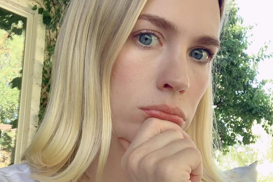 So kennen wir January Jones. Auch wenn sich die Schauspielerin in Sachen Haarstyling öfter experimentierfreudig zeigte, änderte sie an der Länge ihrer blonden Haare nur selten etwas. Bis jetzt!