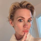 Nun griff die Schauspielerin zur Schere und verabschiedete sich von ihrem blonden Longbob. Auf Instagram präsentiert sie ihren Pixie-Cut, und der kommt bei den Fans äußerst gut an. "Wow, du siehst mega aus!", heißt es in den Kommentaren.