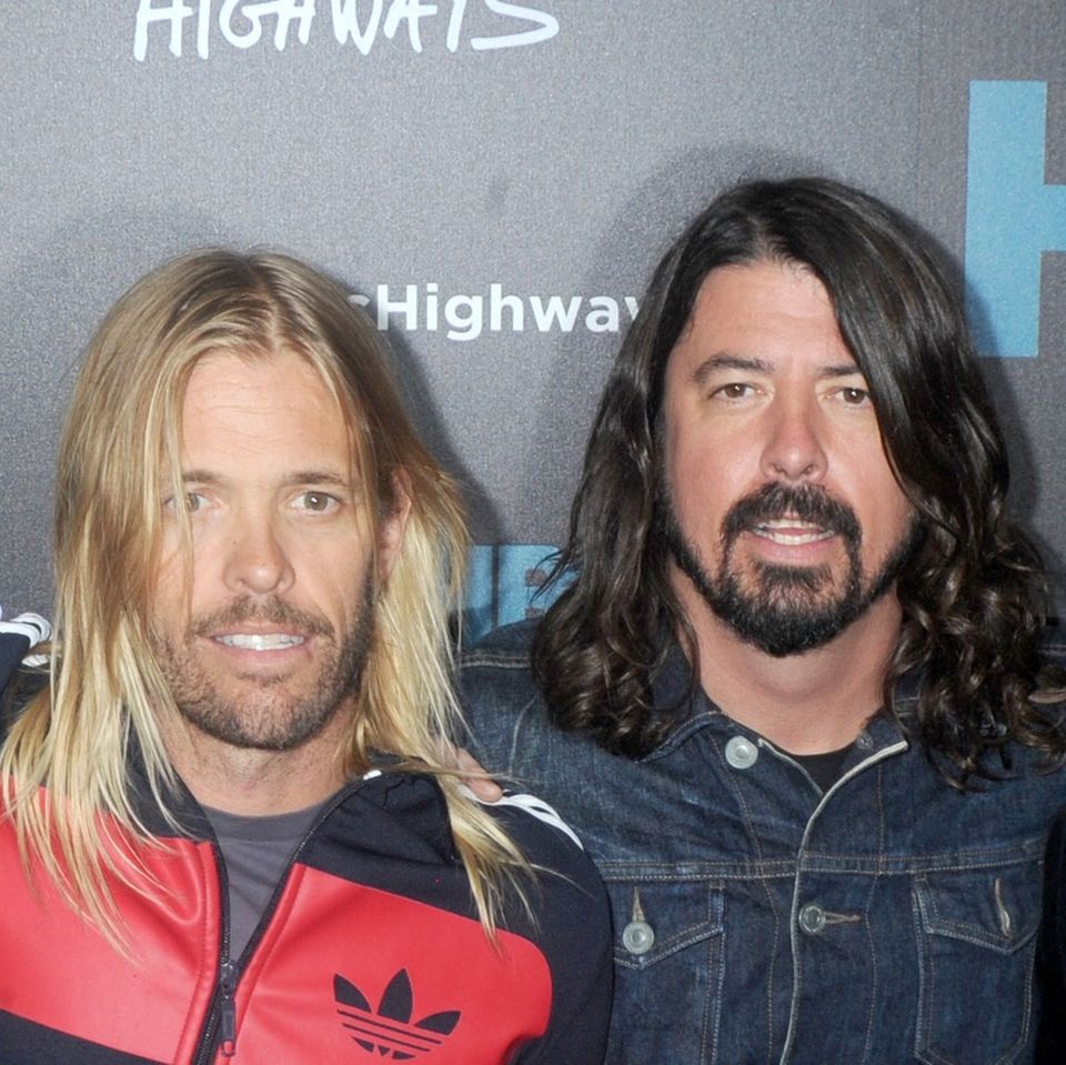 Foo Fighters-Chef Dave Grohl (r.) holte Taylor Hawkins' (l.) Sohn Shane (nicht abgebildet) für einen Song auf die Bühne.