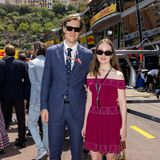 Bei 25 Grad Celsius feiern Prinzess Alexandra von Hannover und ihr Freund Ben-Sylvester Strautmann den jährlichen Großen Preis von Monaco. Für diesen Anlass wählt Alexandra ein Off-Shoulder-Mini-Dress mit Verzierungen. Dazu kombiniert sie Riemchen-Ballerinas und eine Beuteltasche mit Leo-Print.  