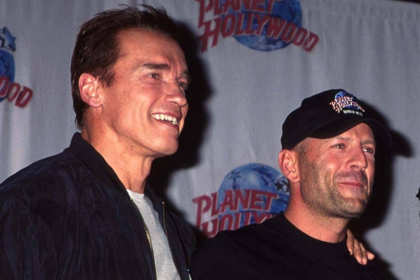 Arnold Schwarzenegger (li.) hat mit Bruce Willis zusammengearbeitet.