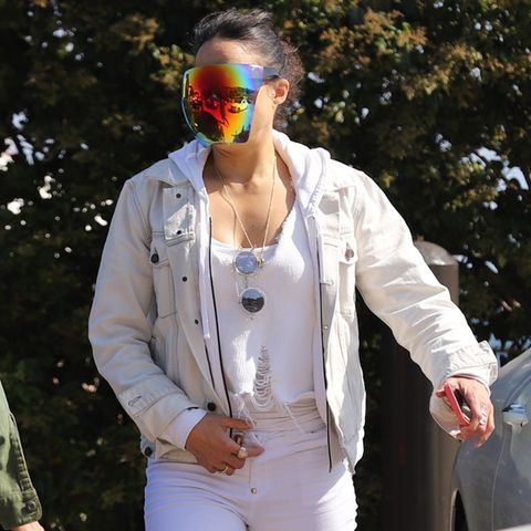 Michelle Rodriguez' Sonnenbrille erfüllt gleich mehrere Zwecke: Zum einen schützt sie vor der kalifornischen Sonne, zum anderen ist sie aber auch der perfekte Schutz vor lästigen Paparazzo. 