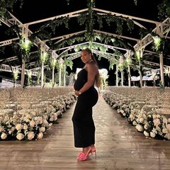 Serena Williams zeigt ihren Babybauch in einem schwarzen Schlauchkleid.