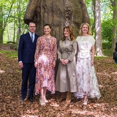 Die schwedischen Royals posieren gemeinsam mit Charlotte Gyllenhammar und Sara Sandström Nilsson vor der neuen Skulptur im Park. 