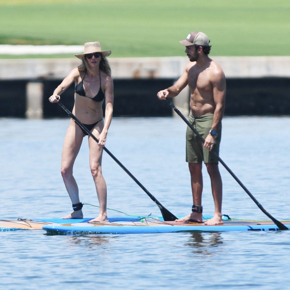 Gisele Bündchen und Joaquim Valente paddeln am 28. Mai 2023 durch Miamis Kanäle.