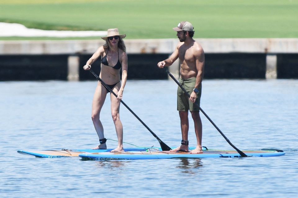 Gisele Bündchen und Joaquim Valente paddeln am 28. Mai 2023 durch Miamis Kanäle.