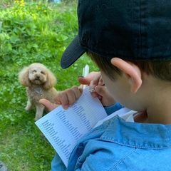 Auf Instagram können sich die Follower:innen der schwedischen Royals über Einblicke ins private Fotoalbum freuen. Der Palast teilt Fotos von Prinz Oscar, der bereits letzte Woche die Gelegenheit hatte, mehr über die vielfältige Tierwelt in einem der nahe gelegenen Parks von Stockholm zu erfahren. 