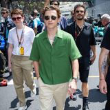 Gesehen und gesehen werden. Was zieht man da bloß an? Die perfekte Mischung aus Schick und sportlich, wie Tom Holland beweist. Der Schauspieler setzt auf ein feines Hemd in Grün, das er zur beigefarbenen Anzughose kombiniert. Mit seinen weißen Sneakern findet er einen athletischen Abschluss.