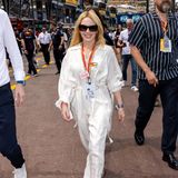 Im weißen Overall und mit Sonnenbrille ist Sängerin Kylie Minogue eine schlichte Erscheinung. Mit einem bestimmten Trick bringt sie Farbe ins Spiel: Roter Nagellack an Händen und Füßen wirkt raffiniert als auch sexy. 