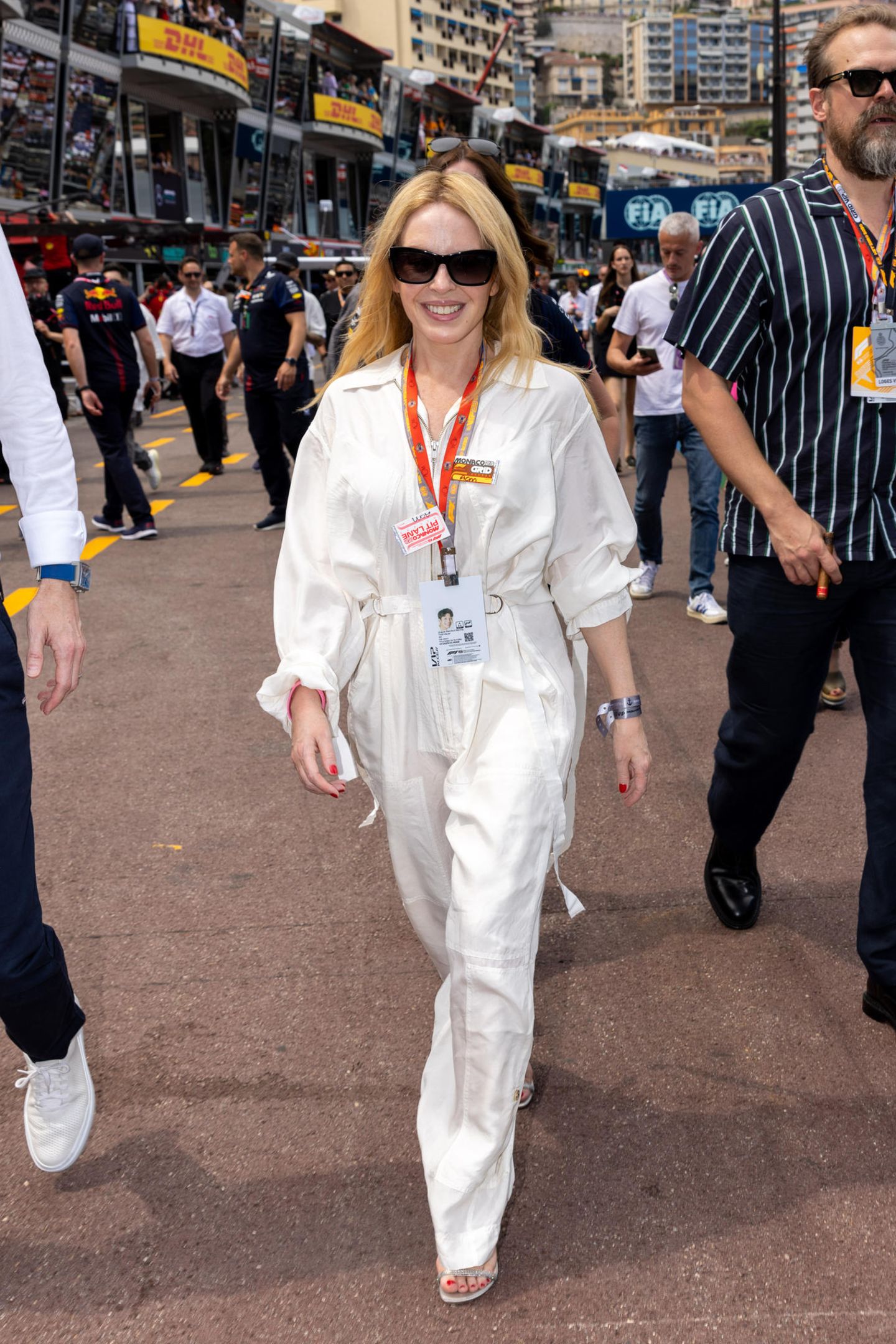 Im weißen Overall und mit Sonnenbrille ist Sängerin Kylie Minogue eine schlichte Erscheinung. Mit einem bestimmten Trick bringt sie Farbe ins Spiel: Roter Nagellack an Händen und Füßen wirkt raffiniert als auch sexy. 