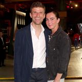 28. Mai 2023  Thomas Müller darf sich über einen weiteren Meistertitel freuen. Zusammen mit Ehefrau Lisa und seiner Mannschaft feiert der Fußballstar diesen Erfolg in München.   