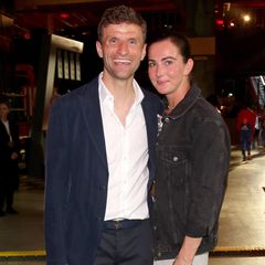 28. Mai 2023  Thomas Müller darf sich über einen weiteren Meistertitel freuen. Zusammen mit Ehefrau Lisa und seiner Mannschaft feiert der Fußballstar diesen Erfolg in München.   