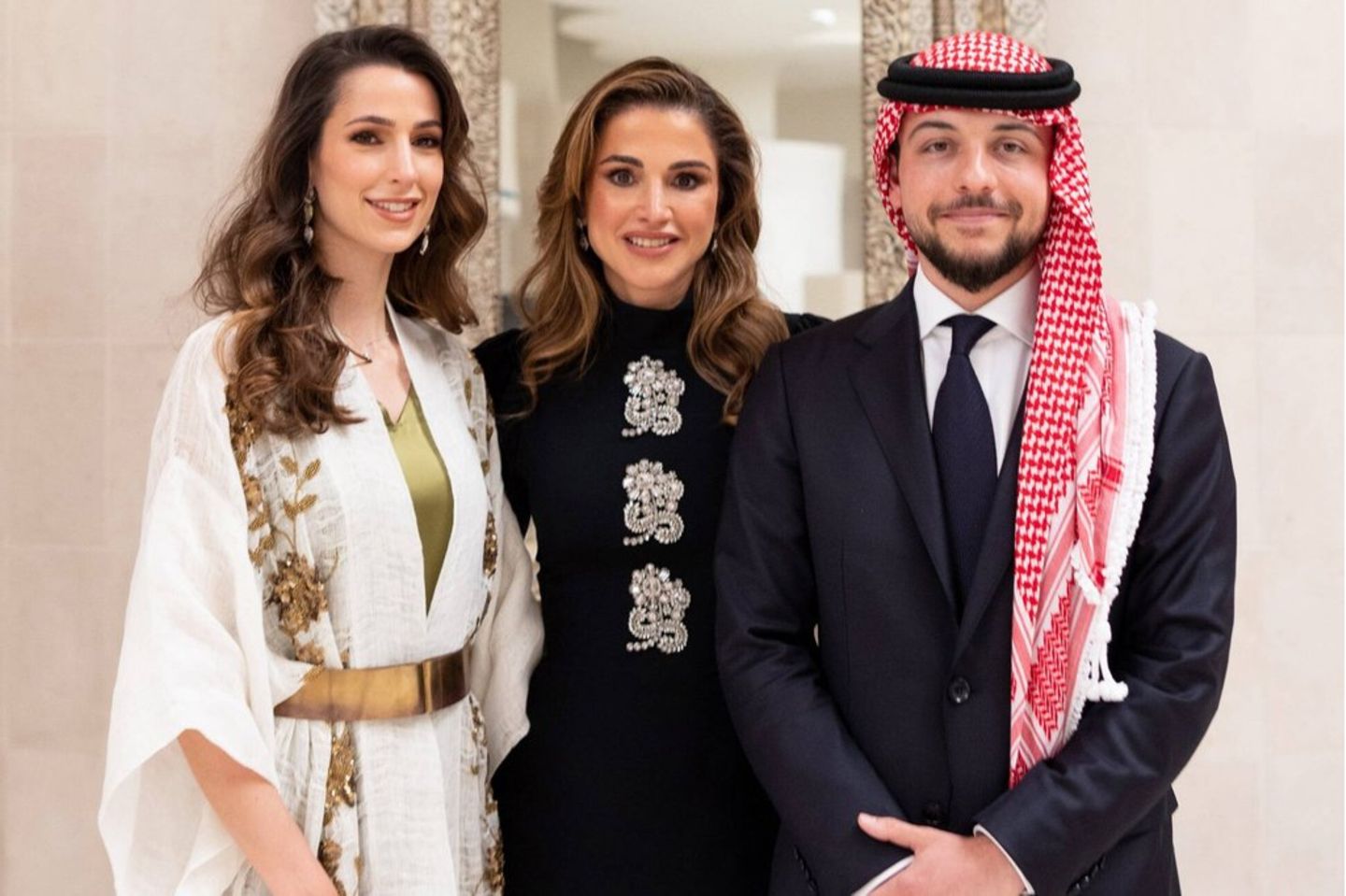 Königin Rania (Mitte) mit ihrem ältesten Sohn Hussein und dessen künftiger Ehefrau Rajwa am Tag der Verlobung