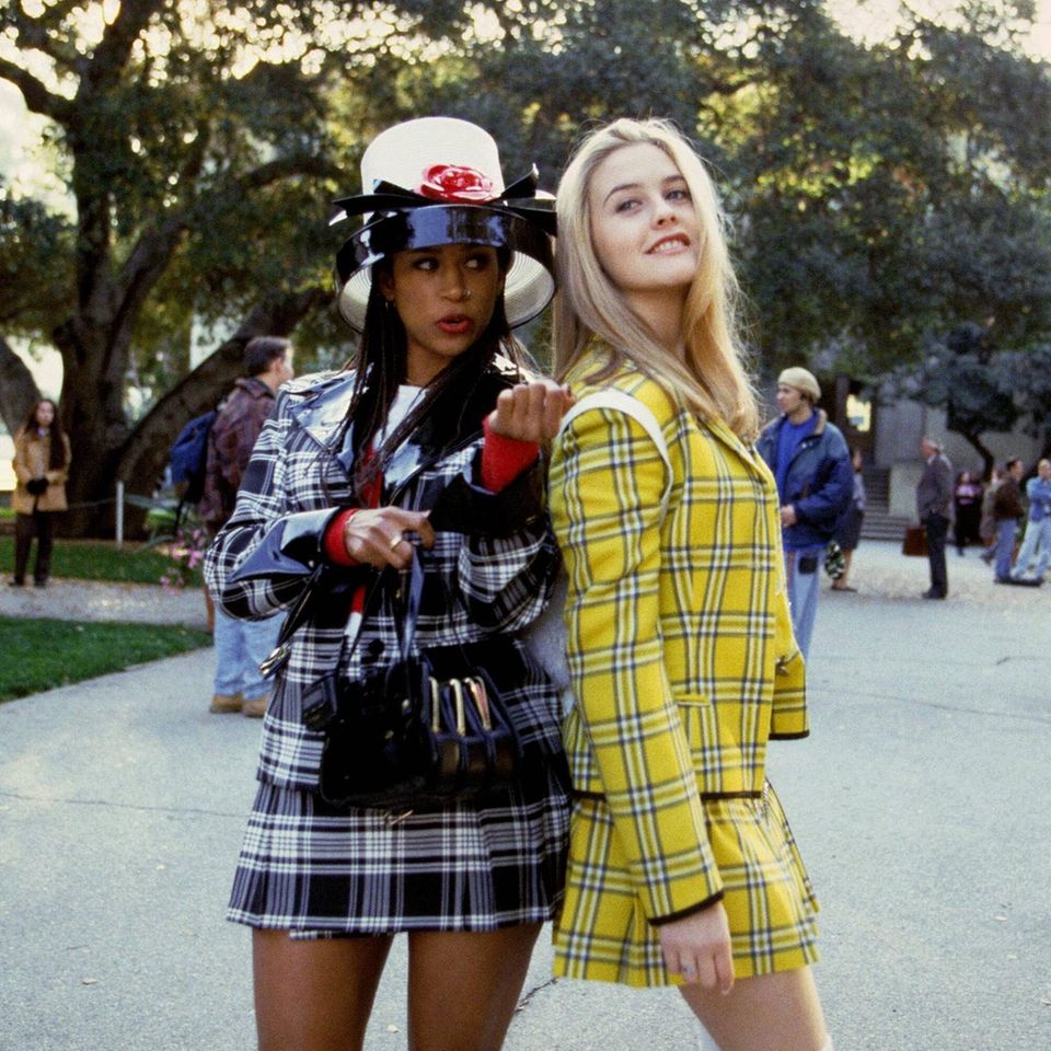 In ihrer Rolle als "Cher Horowitz" (rechts) hat Alicia Silverstone in den 90er-Jahren Modegeschichte geschrieben. Die stylischen Outfits aus dem Film "Clueless" sind Vorlage des eleganten Preppy-Trends. Sowohl Alicia als auch Amanda tragen zu dem gelben Wow-Look offene Haare und ein zartes Tages-Make-up, schließlich ist die grelle Farb-Kombi auffällig genug. 