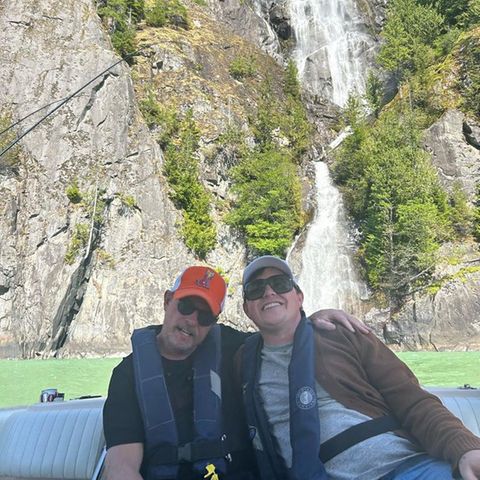 Mit den Worten: "Ich bin stolz, dein Vater zu sein. Liebe dich", gratuliert Michael J Fox seinem Sohn Sam auf Instagram zum Geburtstag. Die Fans des Schauspielers freuen sich über die schönen Vater-Sohn-Fotos und lassen dem Geburtstagskind jede Menge virtuelle Herzen da. 