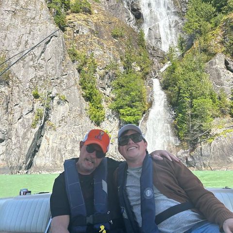 Mit den Worten: "Ich bin stolz, dein Vater zu sein. Liebe dich", gratuliert Michael J. Fox seinem Sohn Sam auf Instagram zum Geburtstag. Die Fans des Schauspielers freuen sich über die schönen Vater-Sohn-Fotos und lassen dem Geburtstagskind jede Menge virtuelle Herzen da. 