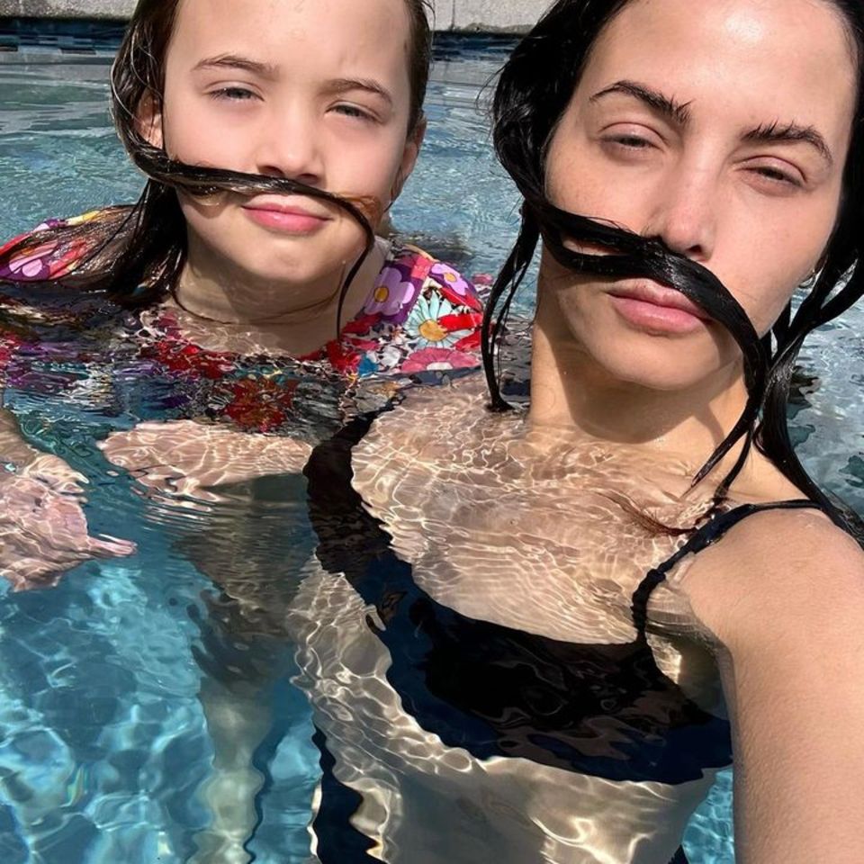 Jenna Dewan teilt zur Freude ihrer Follower:innen neue Fotos mit ihren Liebsten auf Instagram. Hier albert die Tänzerin mit Tochter Everly im Pool herum, dabei nehmen sich die beiden selbst nicht zu ernst. Das gefällt uns! 