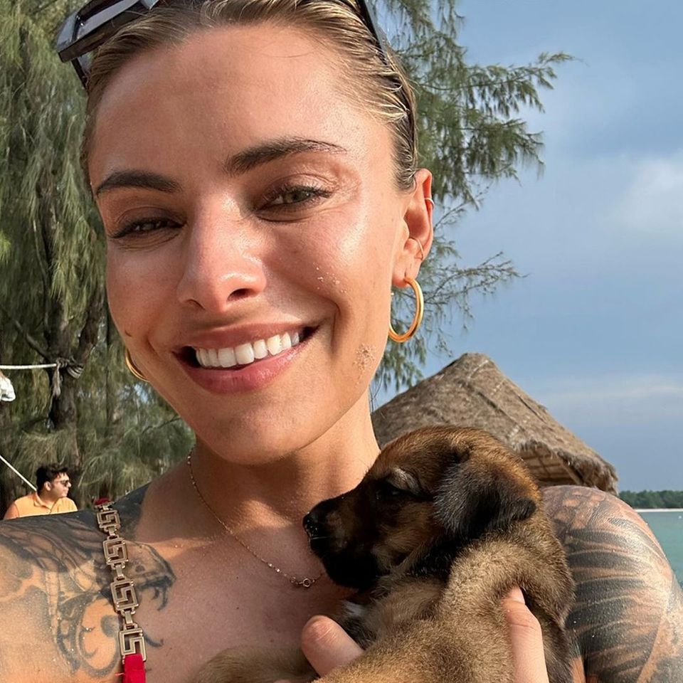 Während ihres Urlaubs auf Koh Samui schließt Sophia Thomalla neue Tier-Freundschaften. Make-up ist bei der Hitze Thailands offensichtlich fehl am Platz.