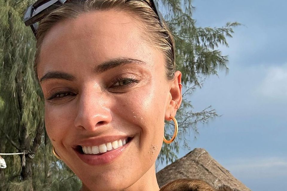 Während ihres Urlaubs auf Koh Samui schließt Sophia Thomalla neue Tier-Freundschaften. Make-up ist bei der Hitze Thailands offensichtlich fehl am Platz.