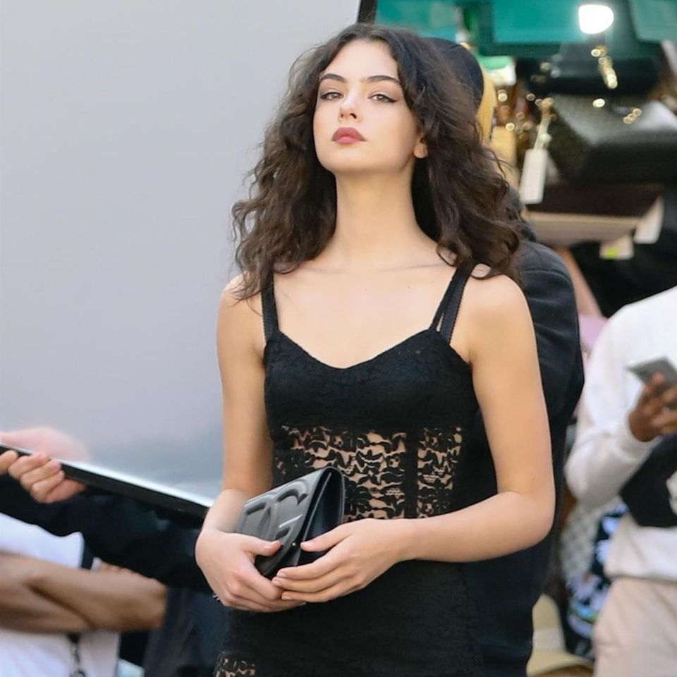 Da ist jemand aber groß geworden! Deva Cassel ist an der Seite zwei berühmter Eltern aufgewachsen, nun geht die Tochter von Vincent Cassel und Monica Belluci ihren eigenen Weg. Für ein Shooting mit Dolce & Gabbana steht die 18-Jährige aktuell in Rom vor der Kamera und zeigt sich im semitransparenten Spitzenkleidchen. Ihrer Mutter ist Deva dabei wie aus dem Gesicht geschnitten. 