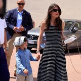 Charlotte Casiraghi kommt mit ihrem Sohn Balthazar zu den Feierlichkeiten. Dem Jungen ist es dabei offensichtlich etwas zu heiß, doch er weiß sich zu helfen und schützt seinen Kopf mit einem Hemd vor der Sonne.