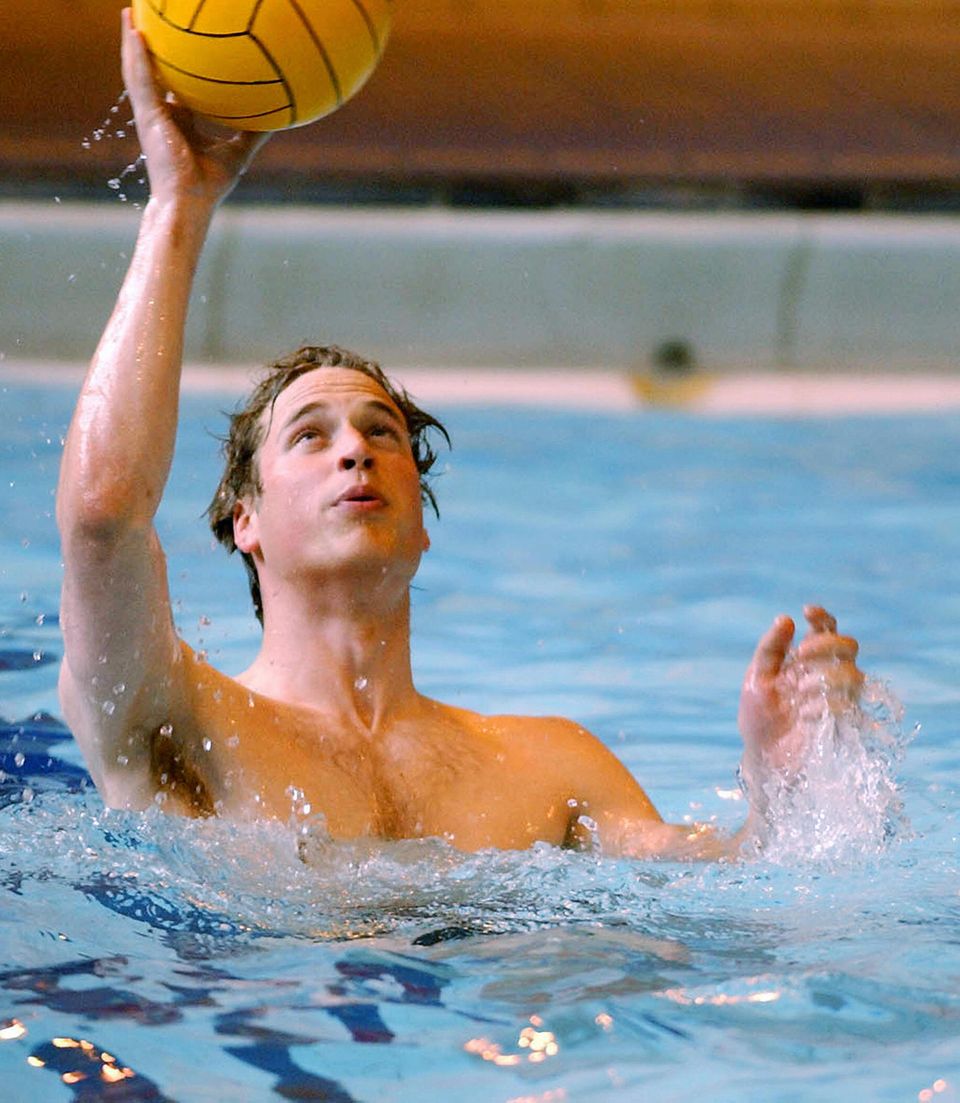Prinz William spielt Wasserball