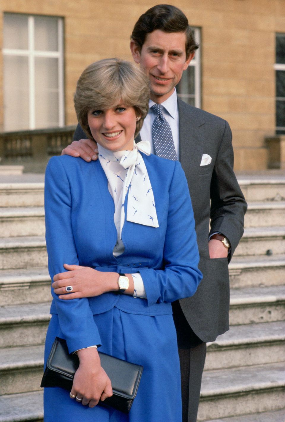 Die offiziellen Verlobungsbilder von König Charles, damals Prince of Wales, und Prinzessin Diana, damals Lady Diana Spencer, entstanden vor dem Buckingham Palast.