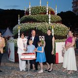 Zum krönenden Abschluss der Feierlichkeiten wartet eine grandiose Torte auf die Fürstenfamilie. 