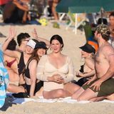 Summertime Sadness? Wohl kaum! Lana Del Rey kehrt dem Songtext ihres Erfolgshits den Rücken zu und zeigt sich umgeben von Freunden am Strand in Rio. Dabei sonnt sie sich modebewusst im Trend der Saison: Crochet! 