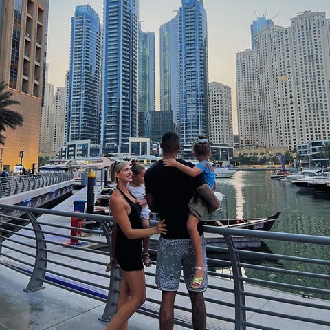 1. Juni 2023  Sarah Harrison teilt auf Instagram neue Fotos vom Familienausflug an die Marina Mall in Dubai. Die Follower:innen sind nicht nur beeindruckt von der Kulisse, sondern lassen Sarah auch zahlreiche Herz-Emojis für die schönen Momentaufnahmen da. 