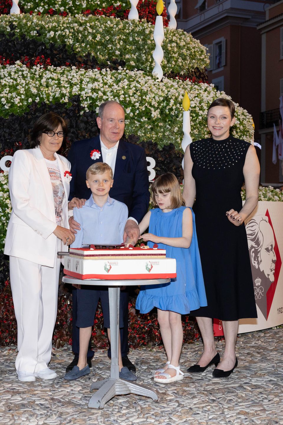 Fürstenfamilie in Monaco: Bequemes Schuhwerk trifft auf formelle Lässigkeit.
