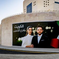 Vorfreude in Amman! Plakate und Schilder kündigen die royale Hochzeit von Kronprinz Hussein und Rajwa Al Saif an. 