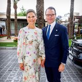 In einem eng anliegenden Blumenkleid aus Seide erscheint Prinzessin Victoria zum Event. Ihre Robe von By Malina, die sie zu rosa Pumps und Goldschmuck kombiniert, passt perfekt zum Dresscode der Traumhochzeit.