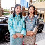 Königin Jetsun von Bhutan und Prinzessin Eeuphelma von Bhutan wählen für den bedeutungsvollen Anlass elegante Roben in Blau- und Rosatönen. 
