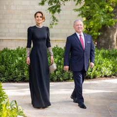 Die stolzen Eltern des Bräutigams erreichen den Zahran-Palast. Bevor die Zeremonie losgeht, begrüßen Königin Rania und König Abdullah II. die rund 140 Gäste.