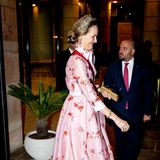 Noch mehr europäischer Adel! Erbprinzessin Sophie von und zu Liechtenstein führt die Liste der Blütenlooks an diesem Abend fort und bezaubert in einem rosafarbenen Blusenkleid. 